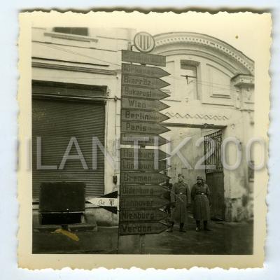 Прикрепленное изображение: 998.Cherson Krim Russland ~ Soldaten Wegweiser.jpg